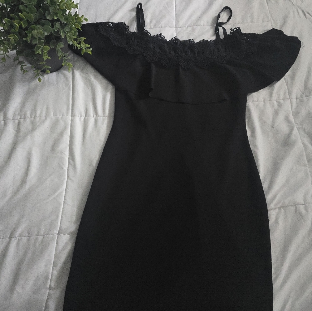 Elegant Black Off-Shoulder Dress Adjustable Straps - Size 5